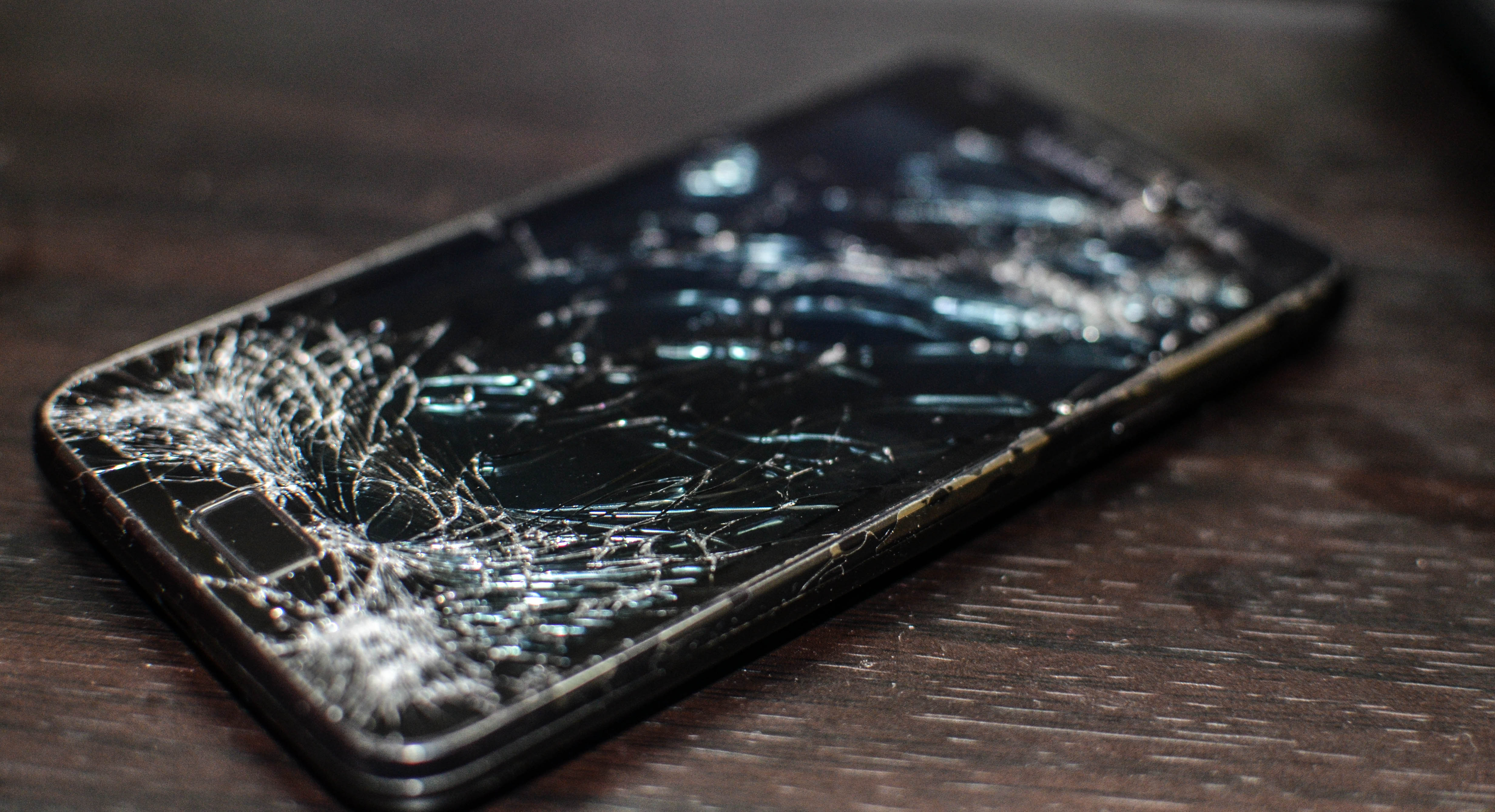 Telefoon met een zwaar gebarsten scherm