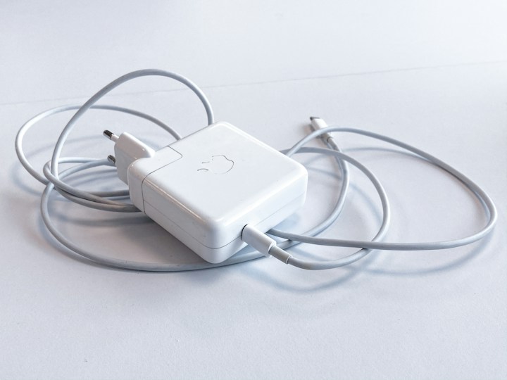 Oplader met bijbehorende kabel